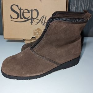 Step Abouts Rambler Brown Suede Zip Front Booties, Sz 8.5W